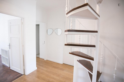 Airy single bedroom close to Arroios metro station
