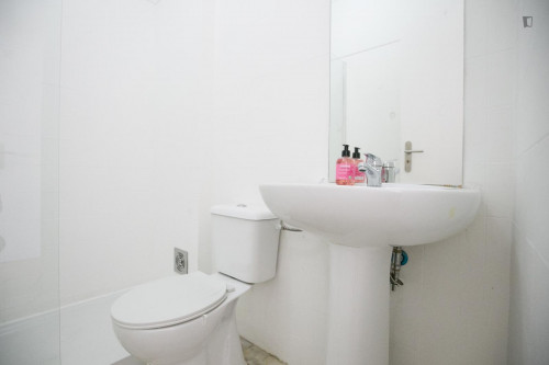 Airy single bedroom close to Arroios metro station - Gallery - 20