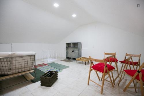 Airy single bedroom close to Arroios metro station