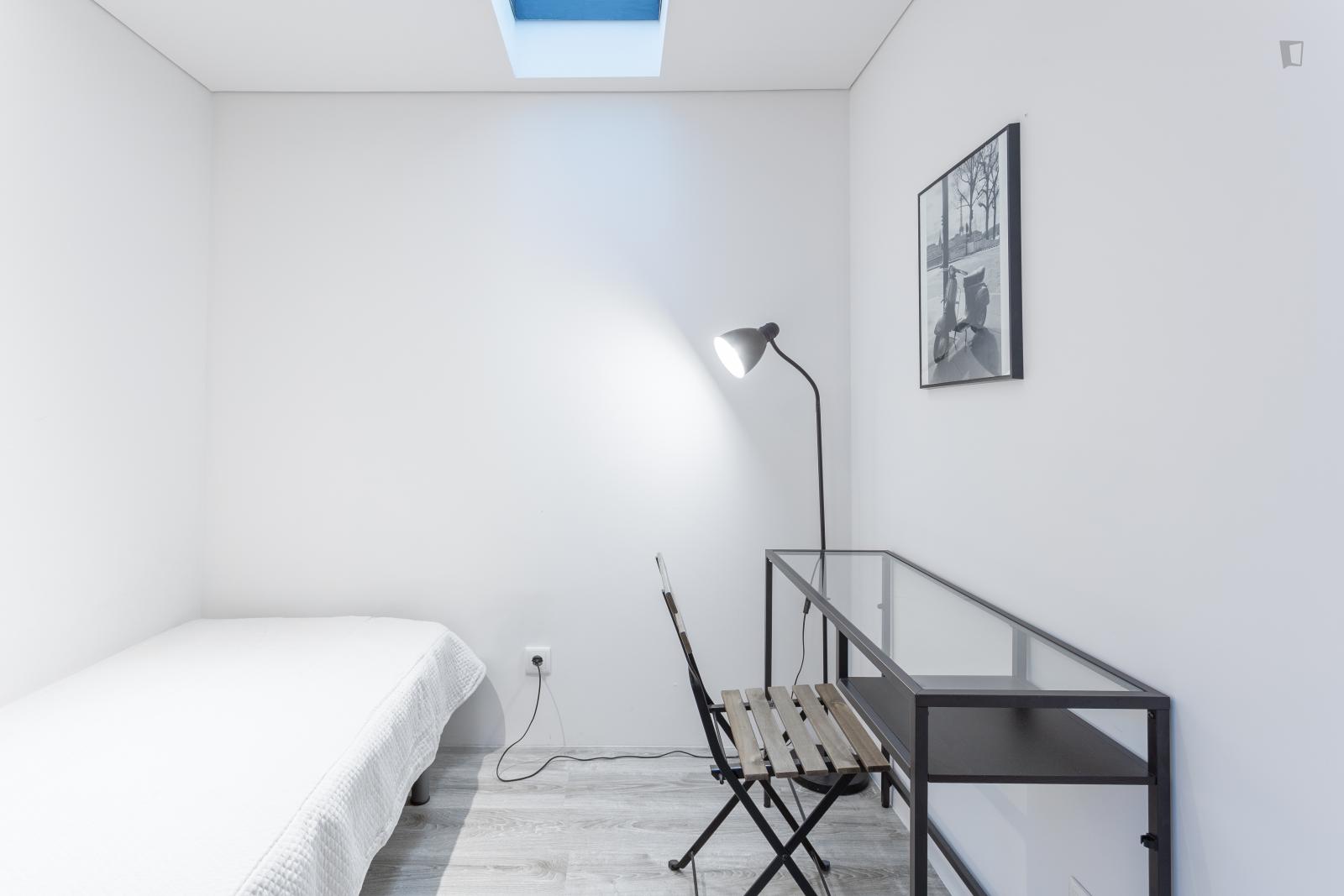 Inviting Single Bedroom In Paranhos - 1