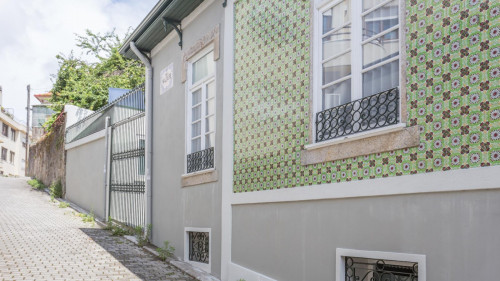 Single bedroom in a 9-bedroom apartment next to Universidade Fernando Pessoa