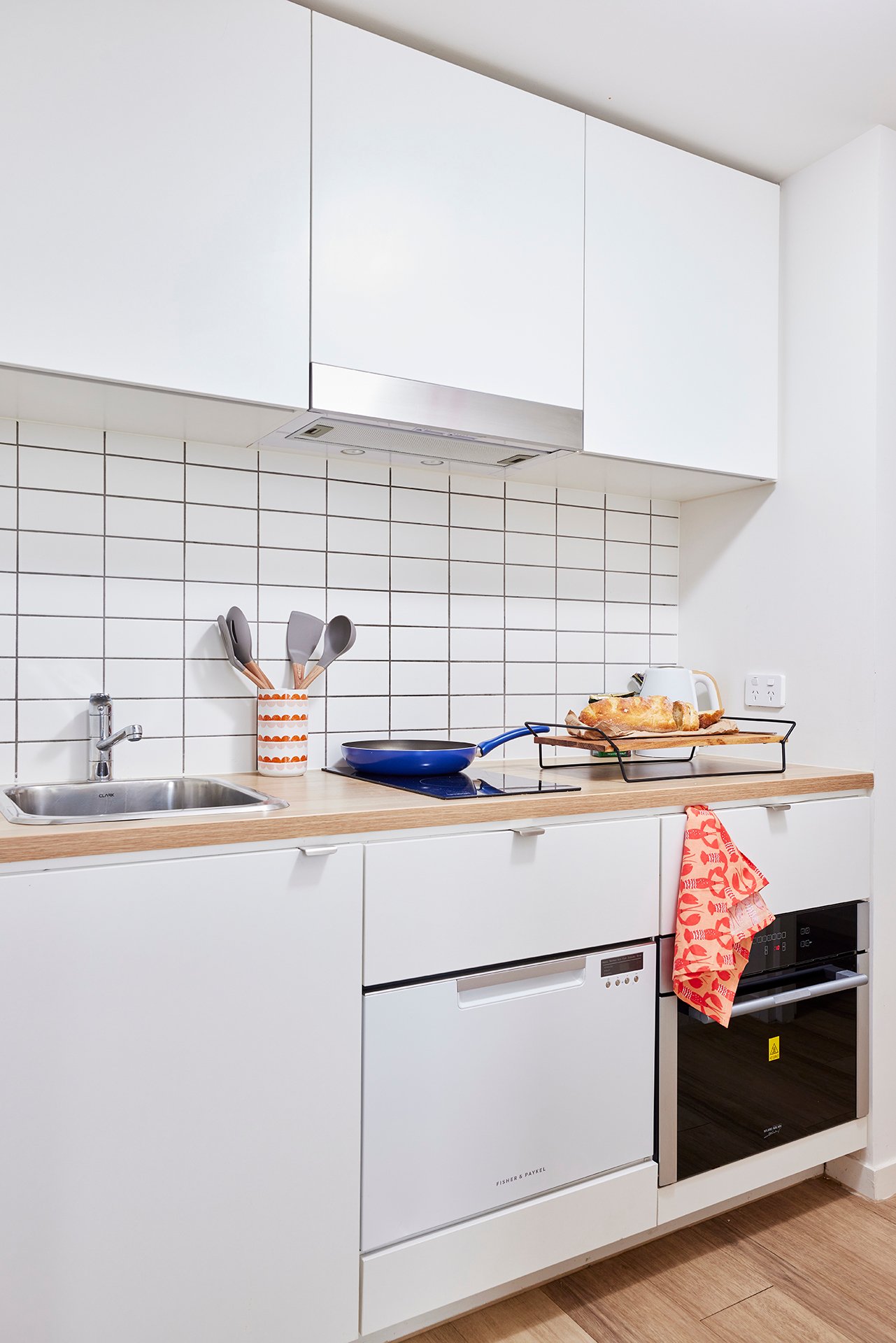  King Single Bed, 5 Bed Apartment  -  Scape Peel  - Gallery -  11