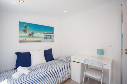 Neat and cosy single bedroom in Costa da Caparica