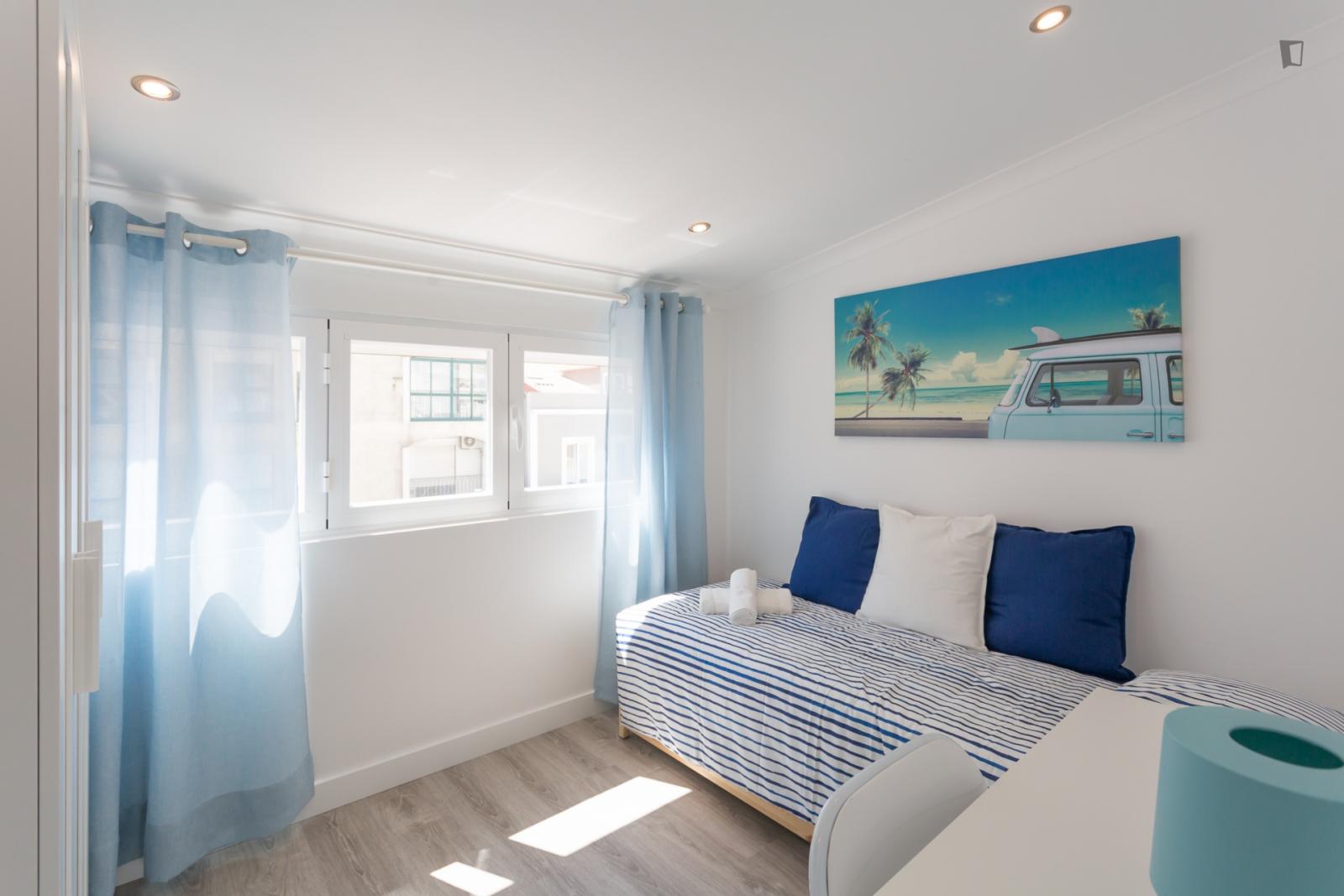 Neat And Cosy Single Bedroom In Costa Da Caparica - 1
