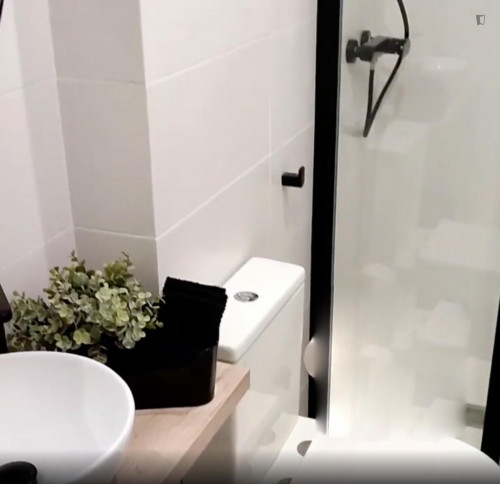 Incredible single bedroom close by Plaza Borrull tram station - Gallery - 10