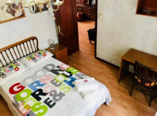 Cosy Double bed - single use. Central