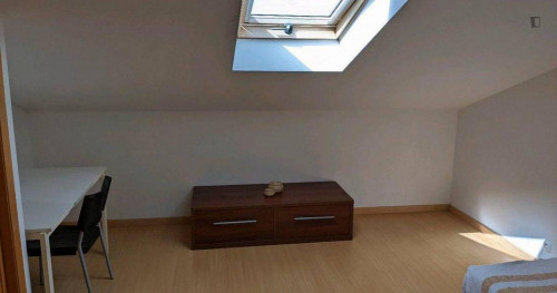 Private Attic Floor with Bathroom - Quiet Study Space near Nova SBE and beach - Gallery - 14