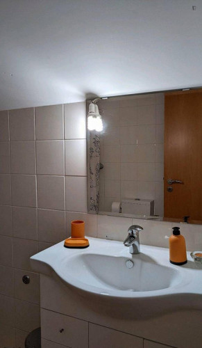 Private Attic Floor with Bathroom - Quiet Study Space near Nova SBE and beach