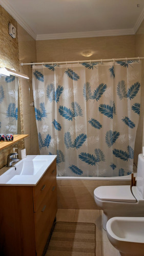 Private Attic Floor with Bathroom - Quiet Study Space near Nova SBE and beach - Gallery - 5