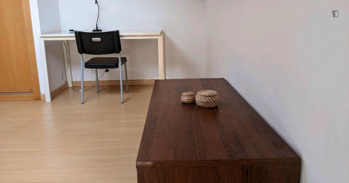 Private Attic Floor with Bathroom - Quiet Study Space near Nova SBE and beach - Gallery - 12
