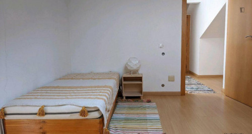 Private Attic Floor with Bathroom - Quiet Study Space near Nova SBE and beach - Gallery - 16