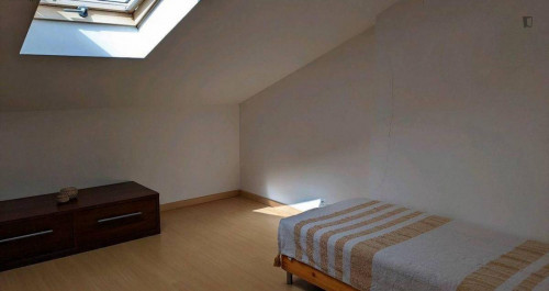 Private Attic Floor with Bathroom - Quiet Study Space near Nova SBE and beach - Gallery - 11