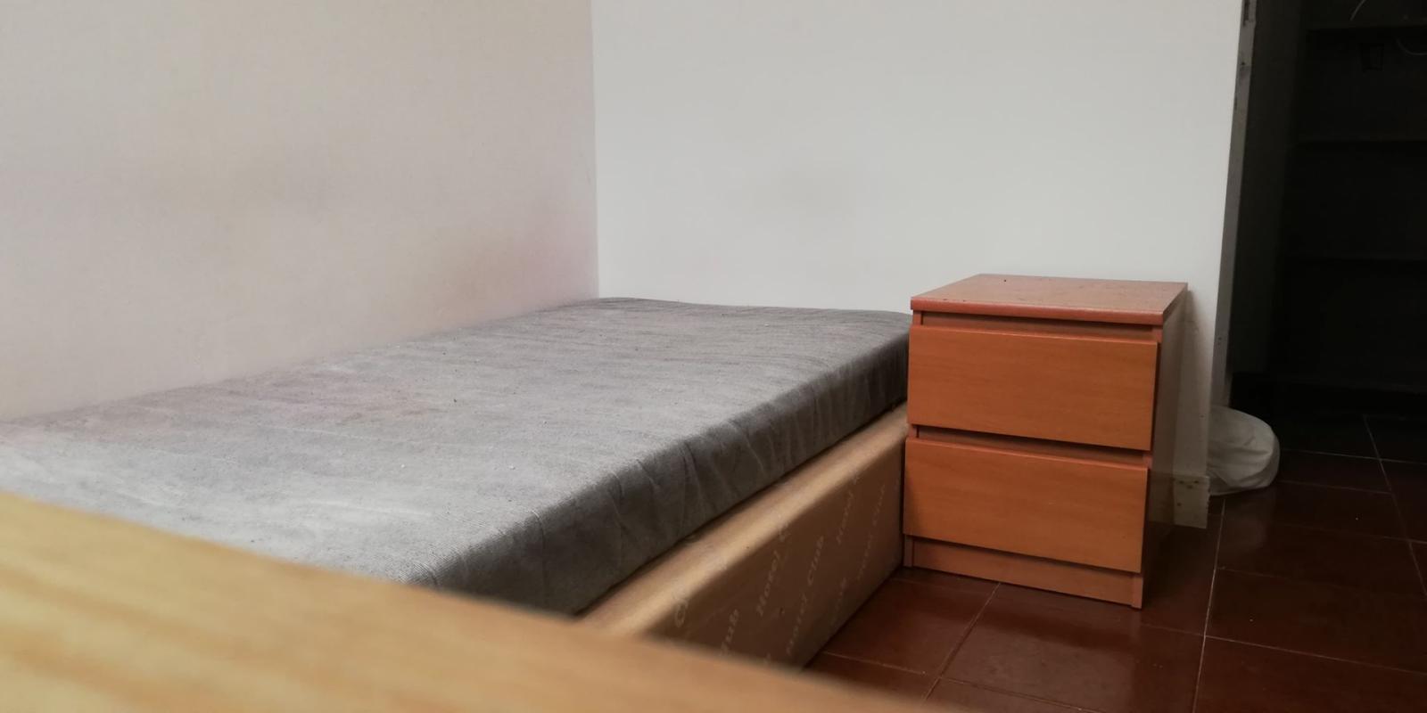 Single Cosy Room In Bairro Alto - 1