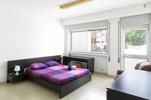Spacious double bedroom with a balcony, in Bonfim - Gallery - 27