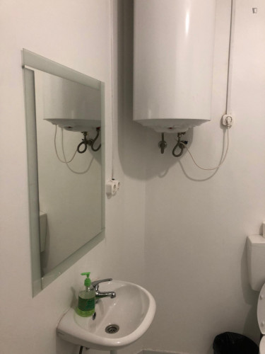 Spacious double bedroom with a balcony, in Bonfim
