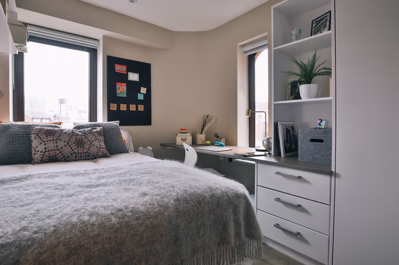 Classic Smaller 2 Bed Apartment - Shared Bathroom - The Frontage - Gallery - 3