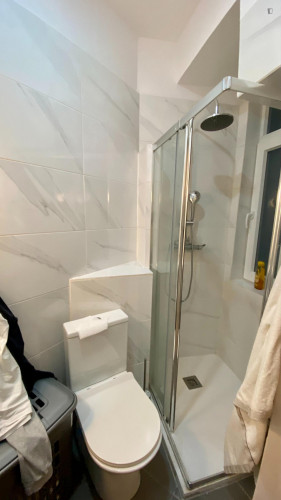 Cosy double ensuite bedroom near Arroios metro station