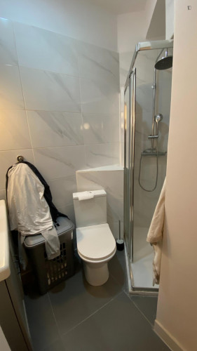 Cosy double ensuite bedroom near Arroios metro station