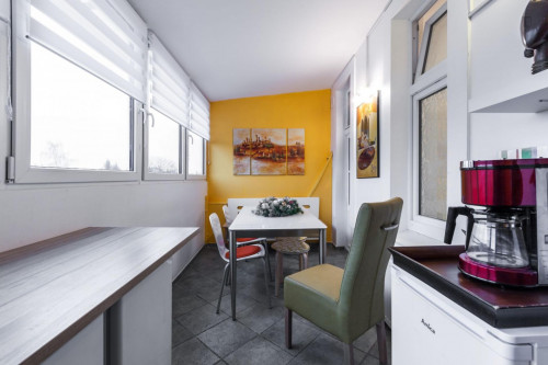 Cool single bedroom in 6-bedroom apartment