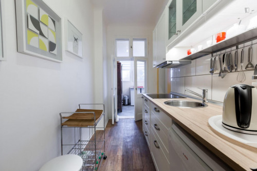 Cool single bedroom in 6-bedroom apartment