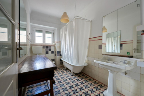 Appealing twin bedroom in well-linked Alameda