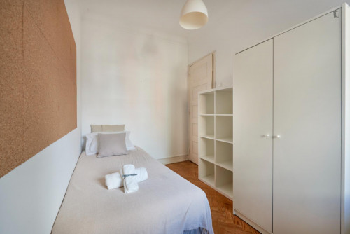Light single bedroom in a 7-bedroom flat, in Alameda - Gallery - 6