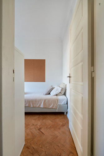 Light single bedroom in a 7-bedroom flat, in Alameda