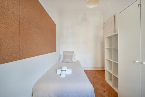 Light single bedroom in a 7-bedroom flat, in Alameda