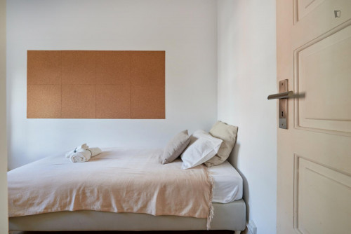 Light single bedroom in a 7-bedroom flat, in Alameda
