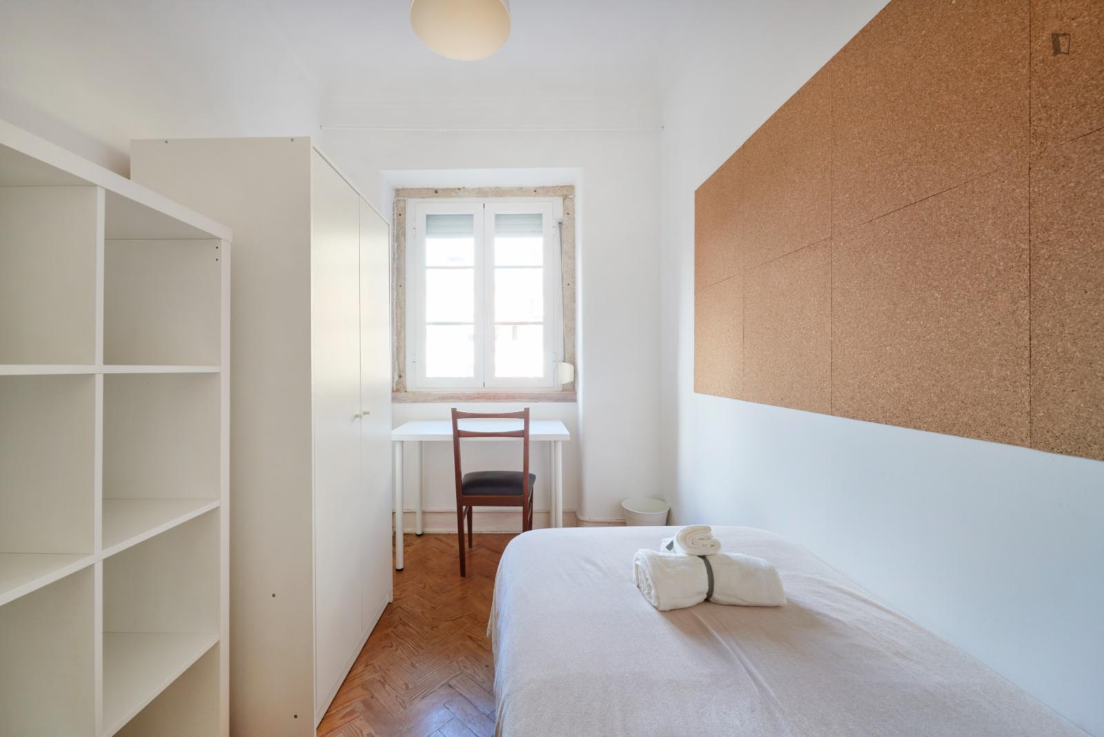 Light Single Bedroom In A 7-Bedroom Flat, In Alameda - 1
