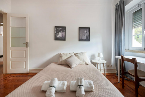 Charismatic double bedroom in a student flat, in Alameda