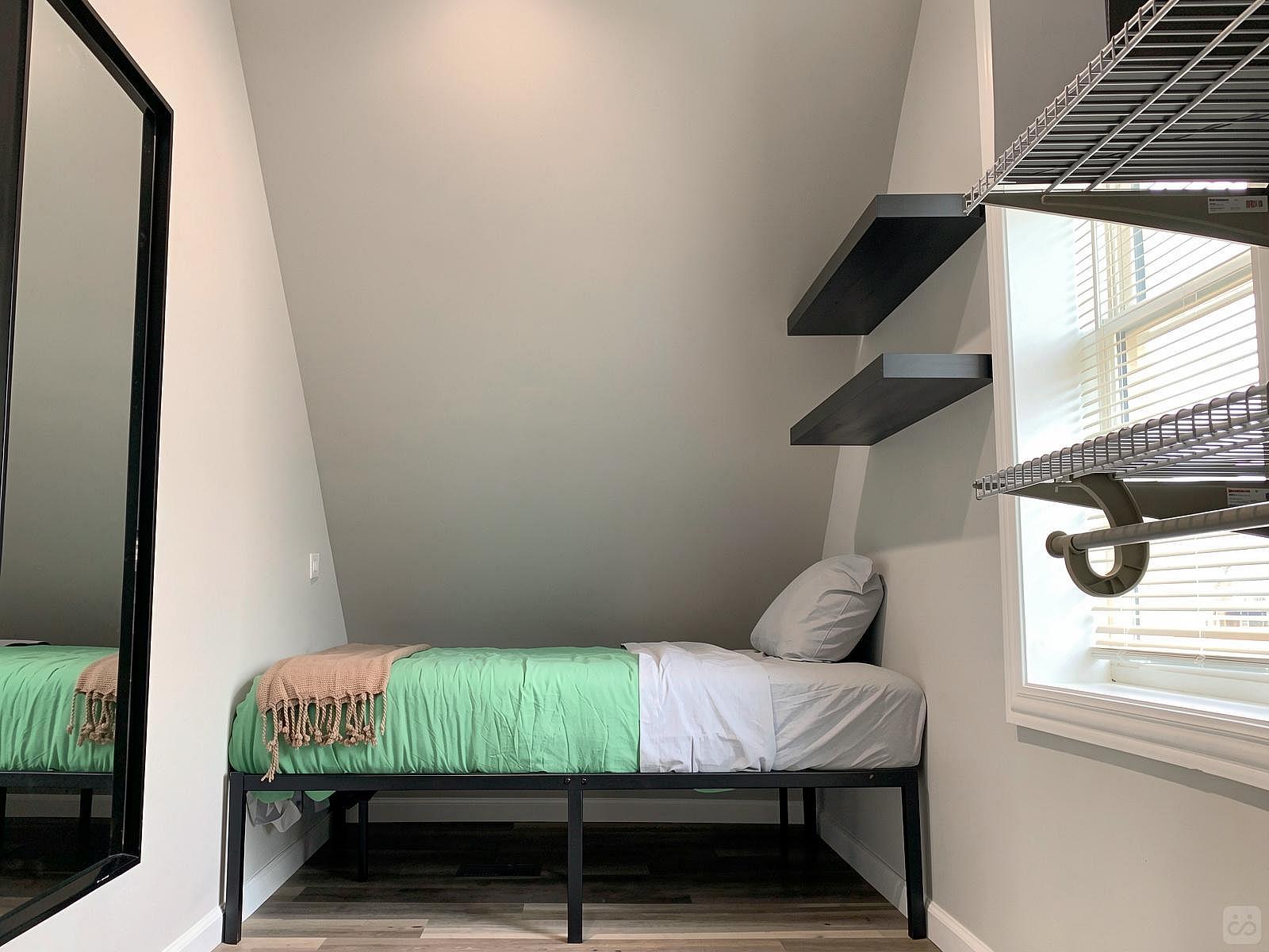 Full Bedroom - Comfortable Stunning House - Gallery - 11