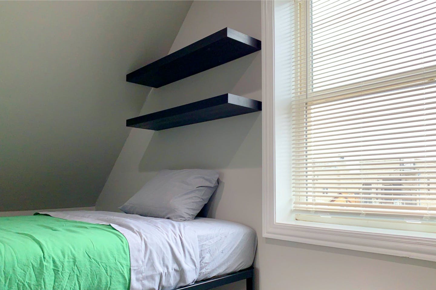 Full Bedroom - Comfortable Stunning House - Gallery - 35