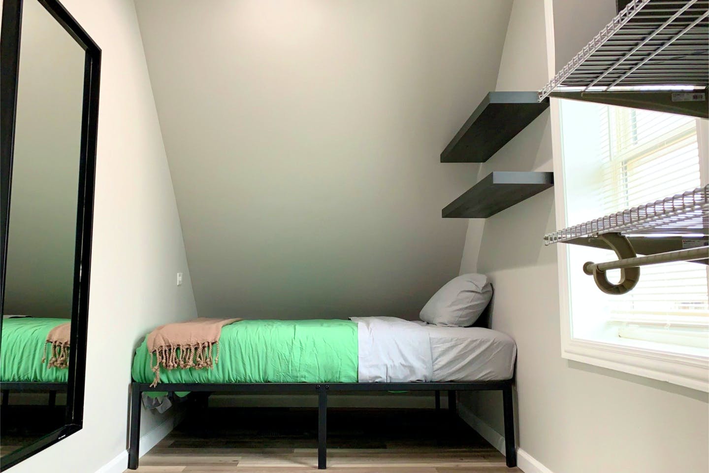 Full Bedroom - Comfortable Stunning House - Gallery - 33