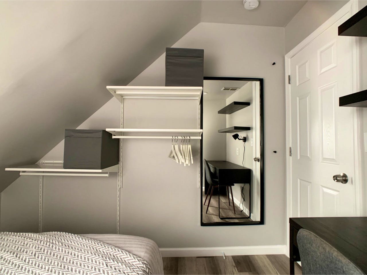 Twin Bedroom - Comfortable Stunning House - Gallery - 11