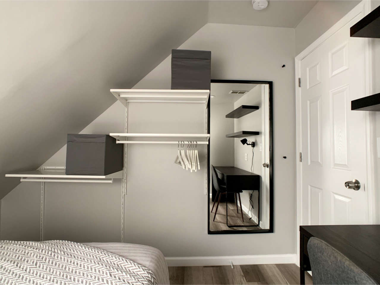 Twin Bedroom - Comfortable Stunning House - Gallery - 9