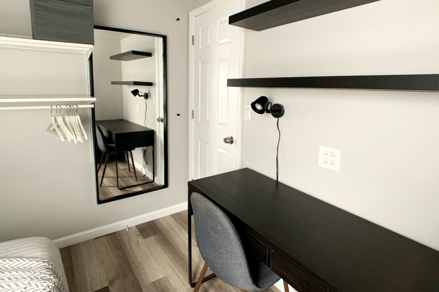 Twin Bedroom - Comfortable Stunning House - Gallery - 16