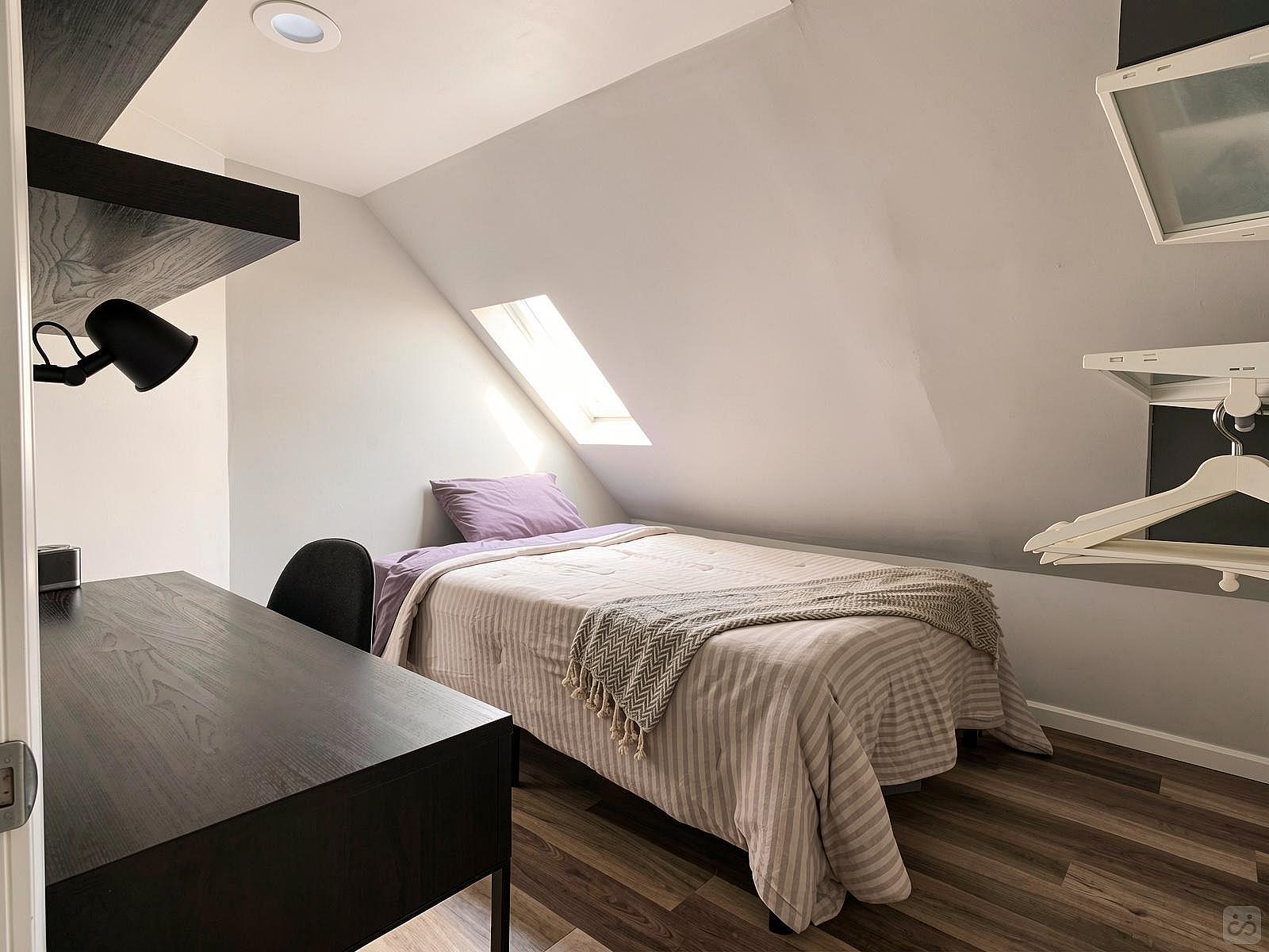 Twin Bedroom - 4