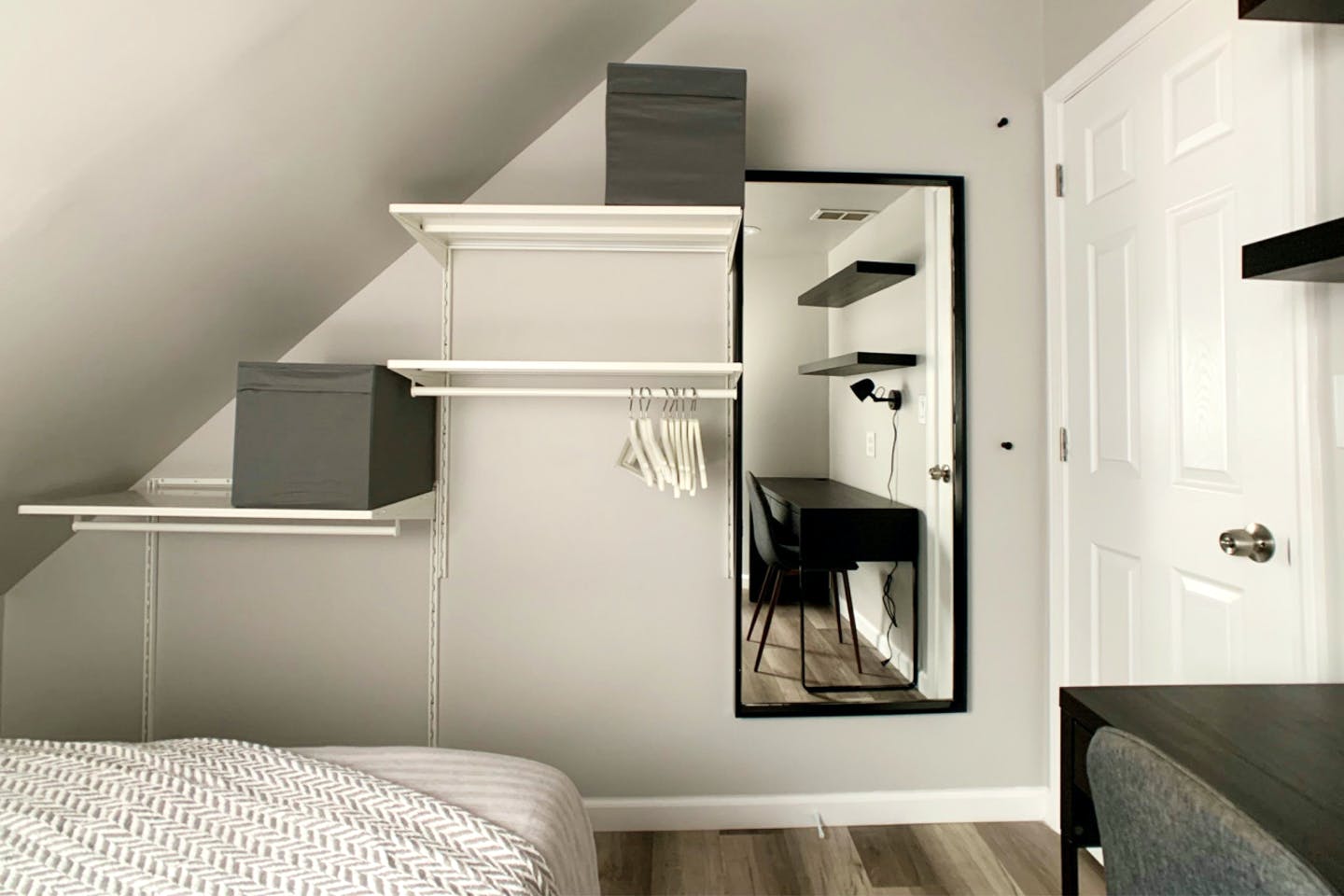 Twin Bedroom - Comfortable Stunning House - Gallery - 17