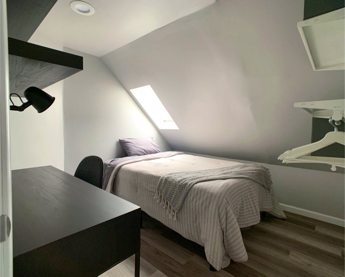 Twin Bedroom - Comfortable Stunning House - Gallery - 12