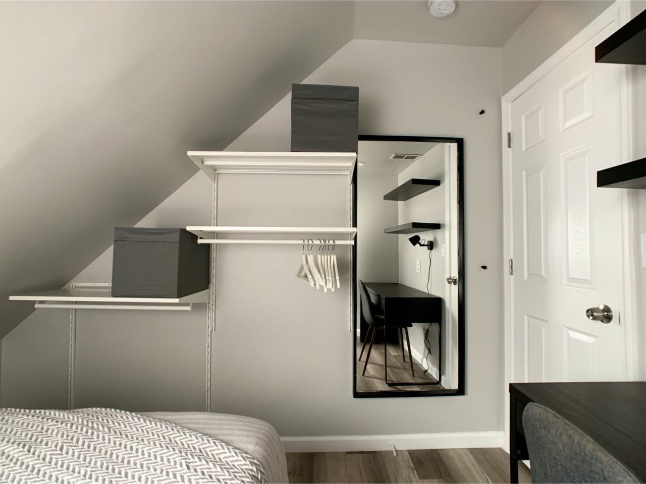 Twin Bedroom - Comfortable Stunning House - Gallery - 14