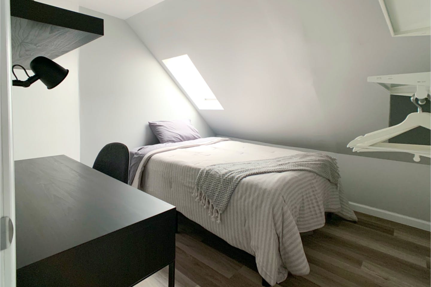 Twin Bedroom - Comfortable Stunning House - Gallery - 18