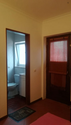 Cosy and tidy single bedroom with private bathroom in Estoril