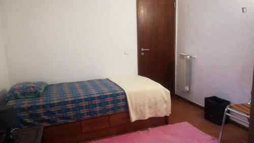 Cosy and tidy single bedroom with private bathroom in Estoril