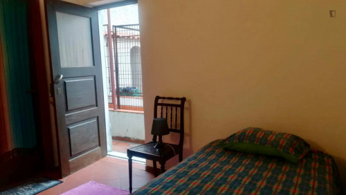 Cosy and tidy single bedroom with private bathroom in Estoril