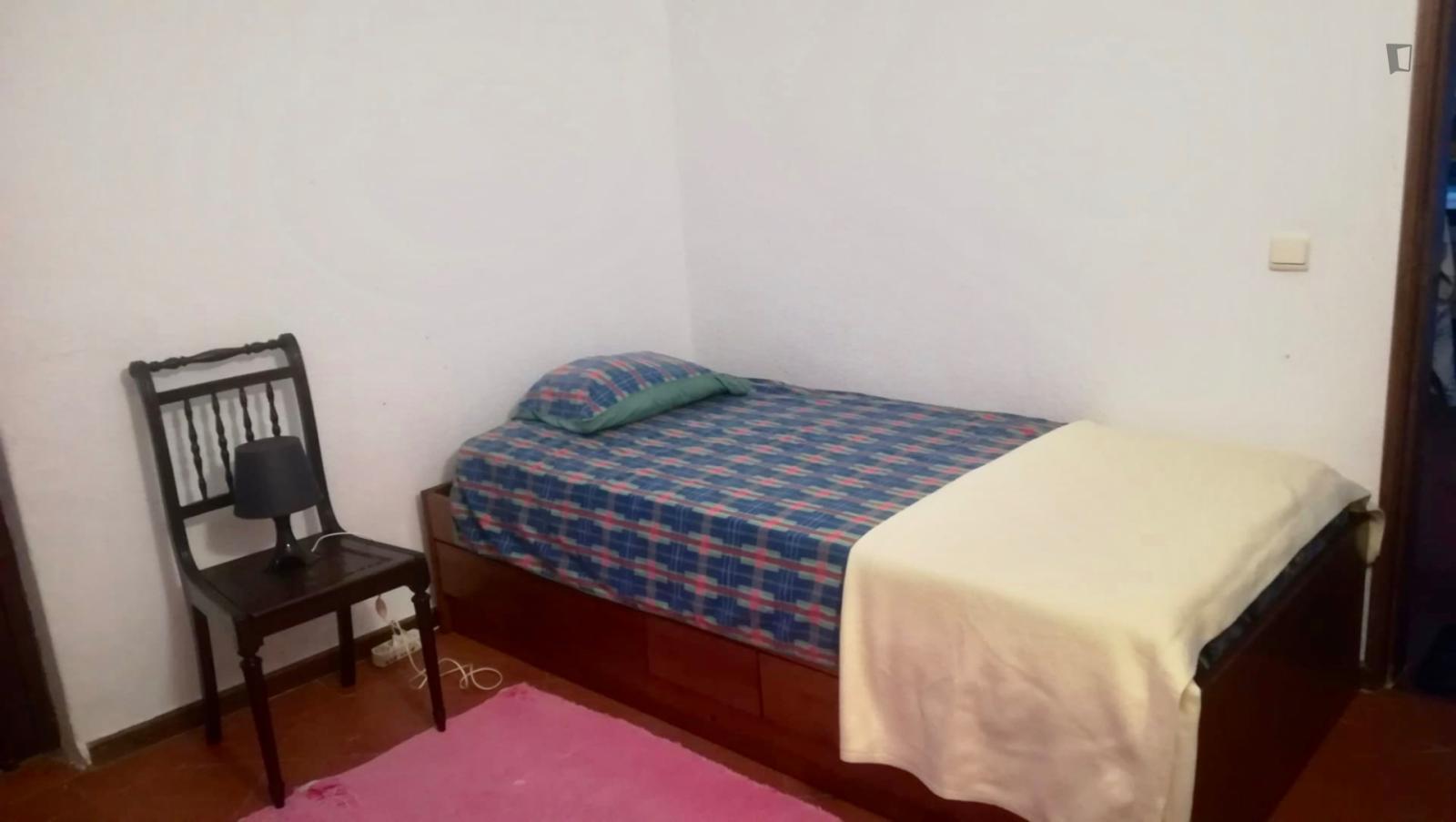 Cosy And Tidy Single Bedroom With Private Bathroom In Estoril - 1