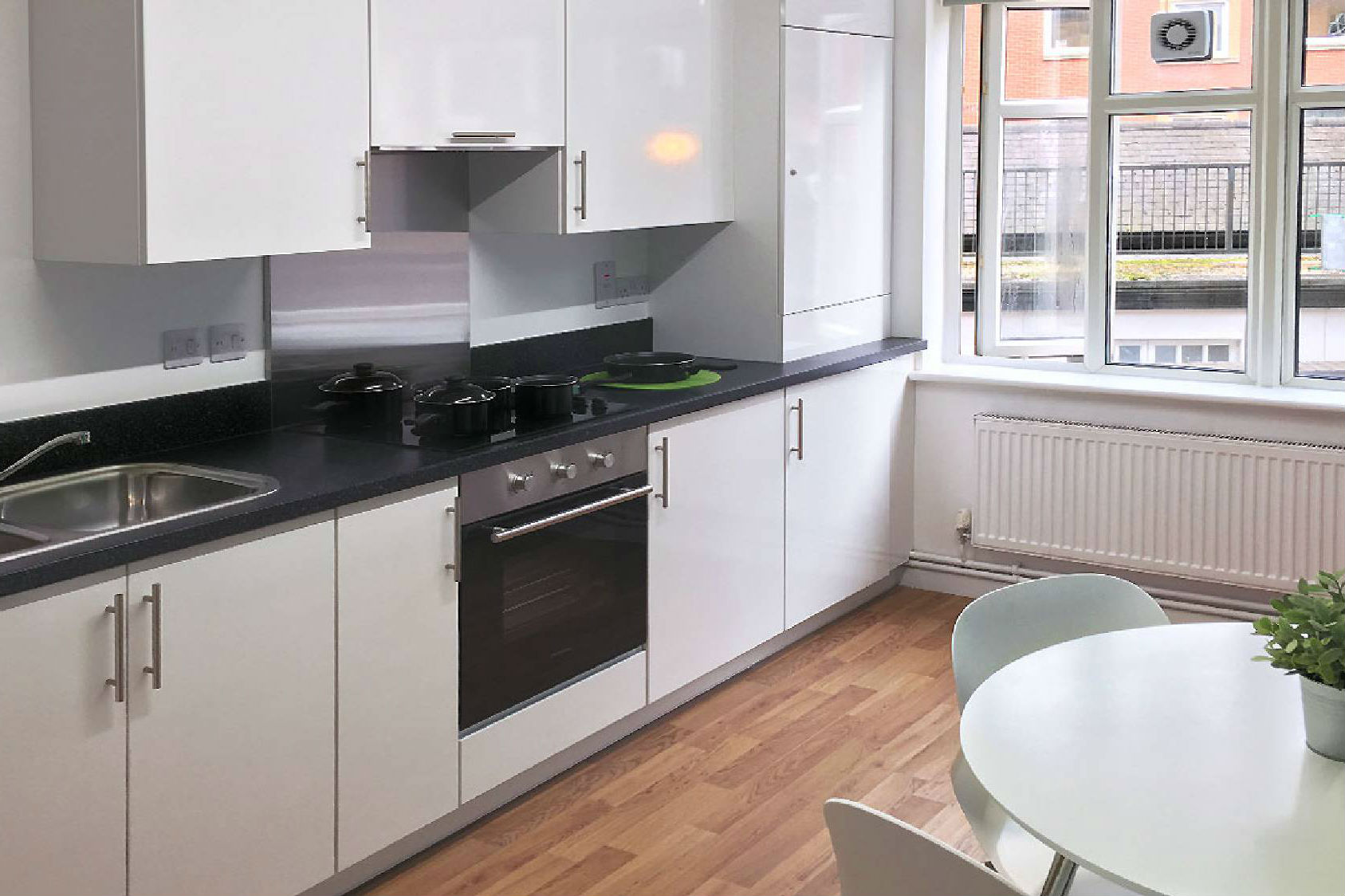  5-Bed Non En-Suite – Deluxe (2 Showers 2 Toilets)  -  York House Leicester  - Gallery -  4