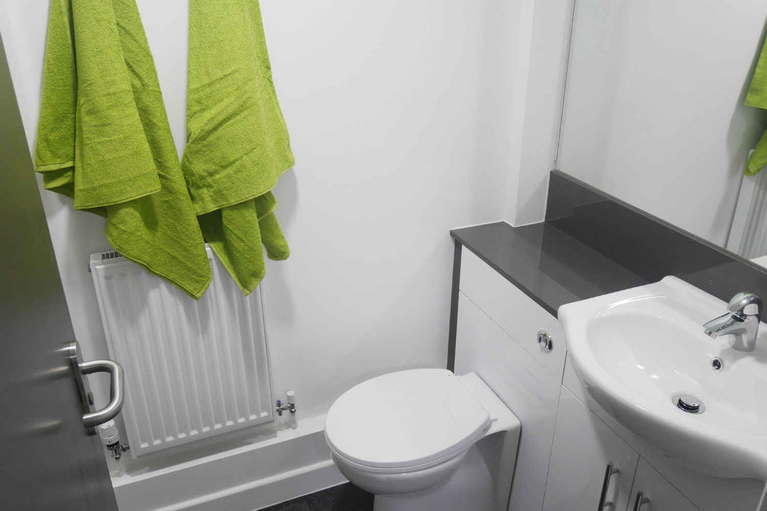  5-Bed Non En-Suite – Deluxe (2 Showers 2 Toilets)  -  York House Leicester  - Gallery -  6