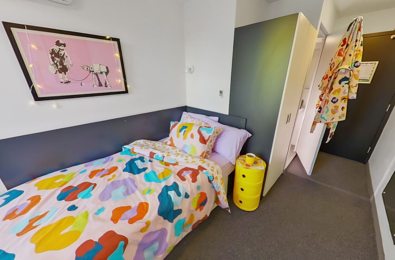 King Single Bed, 6 Bed Apartment With Ensuite - Scape Quay - Gallery - 4