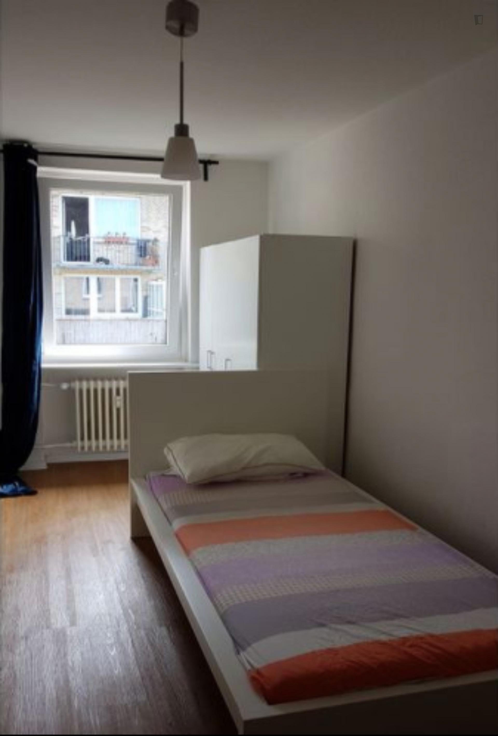 Cozy single bedroom in a 3-bedroom apartment near U Hagenbecks Tierpark metro station